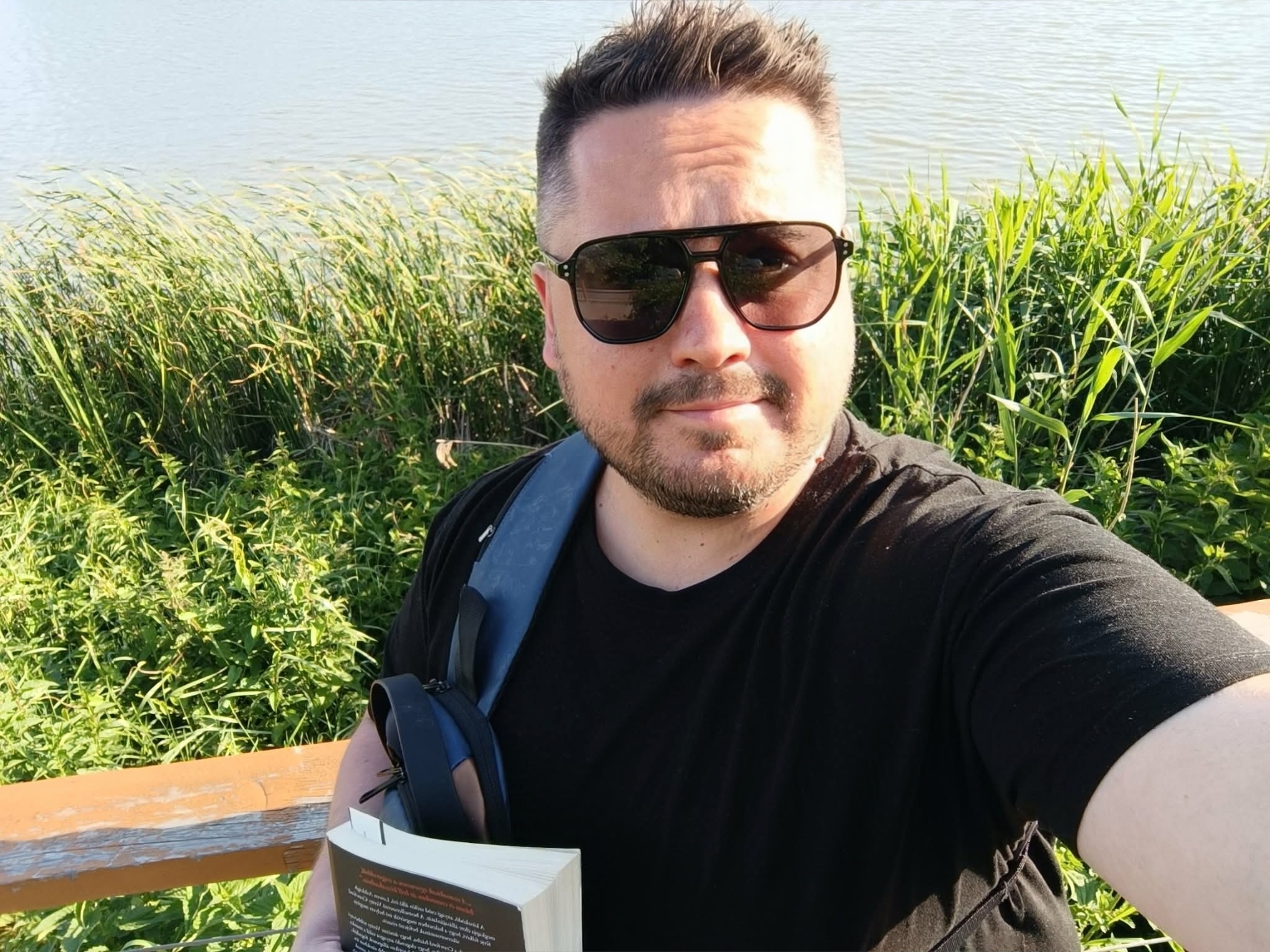 File Csaba könyvvel a kezében