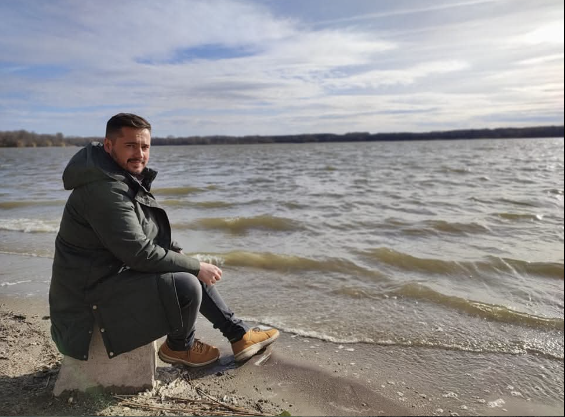 File Csaba a vízparton