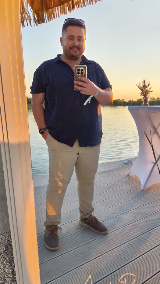 File Csaba a Jade Beach naplementés vízpartján